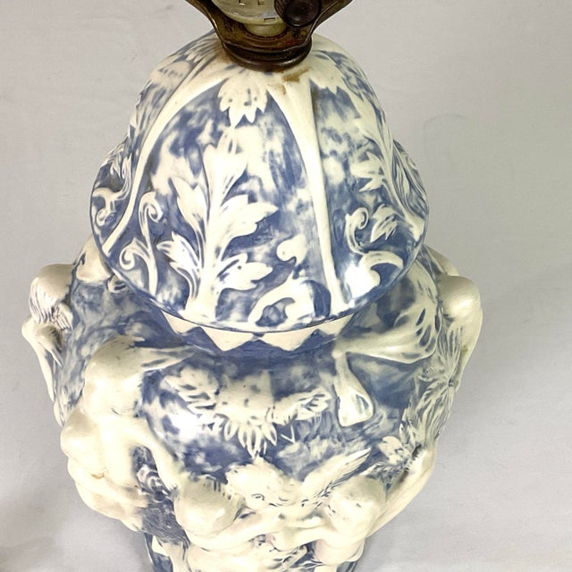 Mediterranean 1950s Ginger Jar Ceramic Table Lamp With Classical Cherubs in Relief For Sale - Image 3 of 8