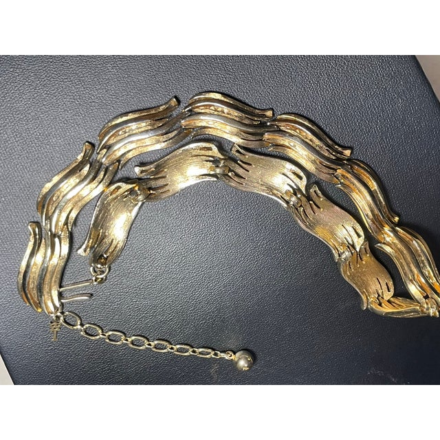Gold MCM Jewelry by Trifari Choker Necklace, Composed of Articulated Flame-Like Ribbon Links For Sale - Image 8 of 9