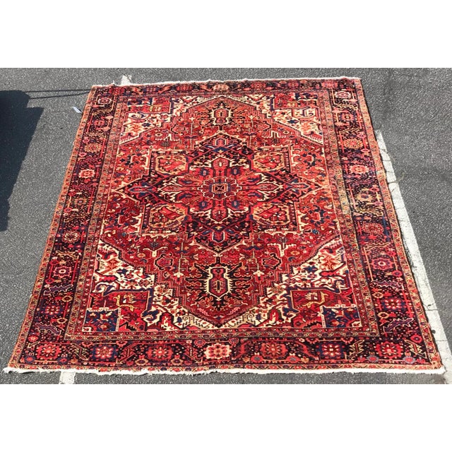 Persian 1930s Vintage Design Geometric Heriz Rug- 9′9″ × 13′2″ For Sale - Image 3 of 13