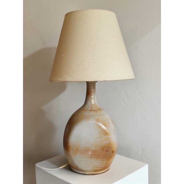 Stoneware lamp from the Marais region, dating from the 1960s. Height with socket: 32.5 cm Height with shade: 45 cm Shade...