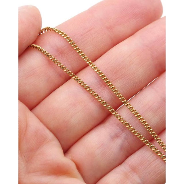 Vintage curb chain in 18 karats gold. Chain composed of fine curb links, with a length of 46 cm and a thickness of 1.5 mm....