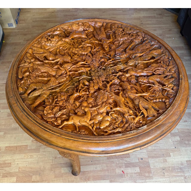 Indonesian Round Wooden Carved Coffee Table, 1920s, in Good conditions. Designed 1920 to 1949