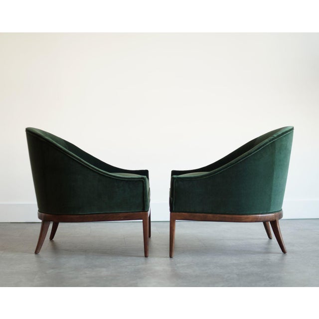 Mid-Century Modern t.h. Robsjohn-Gibbings Style Lounge Chairs in Emerald Velvet, C. 1950s For Sale - Image 3 of 7