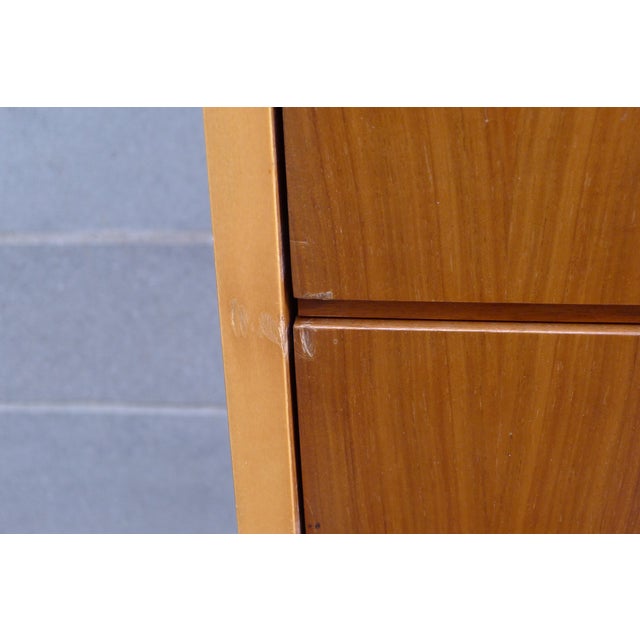 Brown Mid-Century Chest of Drawers in Walnut and Maple with Brass Handles, 1950s For Sale - Image 8 of 17