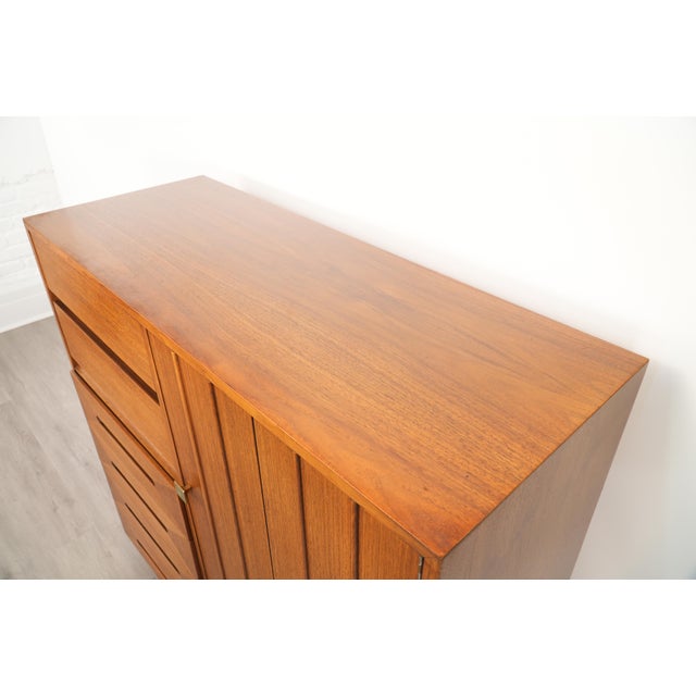 1960s American of Martinsville 6-Drawer Gentleman's Chest For Sale - Image 12 of 15