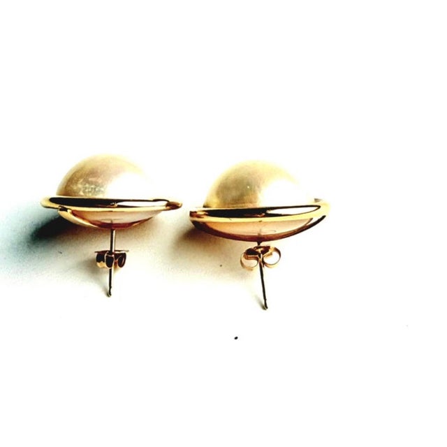 14k Yellow Gold 15.7mm White Mabe Pearl Stud Earrings, Vintage Style, A Pair For Sale In New York - Image 6 of 9