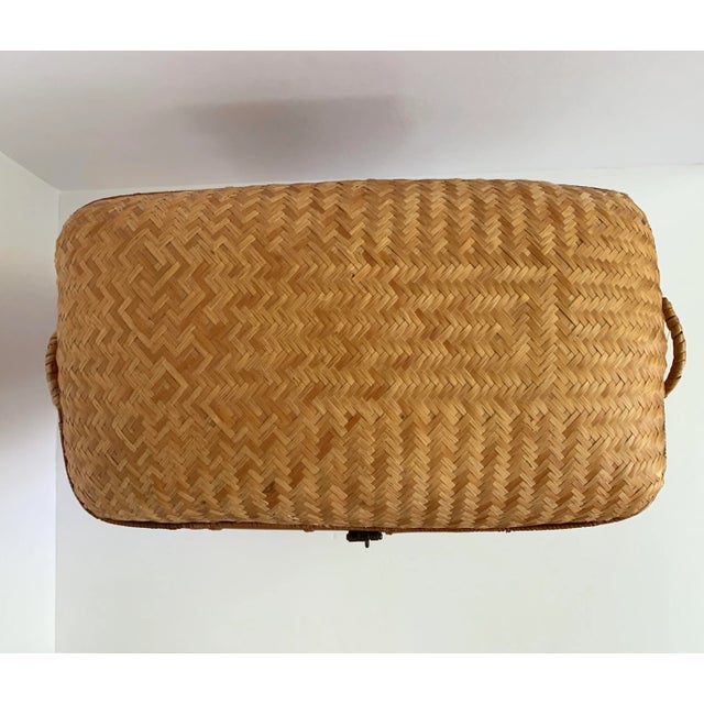 Vintage Chinese Herringbone Weave Cane and Wicker Lidded Basket Storage For Sale In Miami - Image 6 of 12