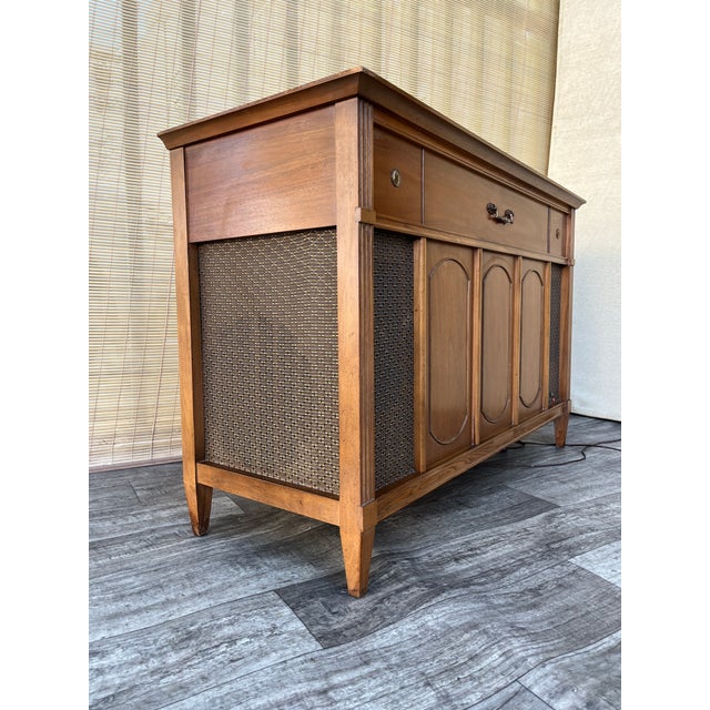 Vintage Mid Century Modern Magnavox Stereo Media Console. Circa 1960s For Sale - Image 18 of 18