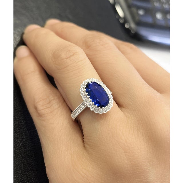 Vintage 2.38 Carat No Heat Oval Blue Sapphire & Milgrain Finish Ring Size 6 For Sale In Miami - Image 6 of 7