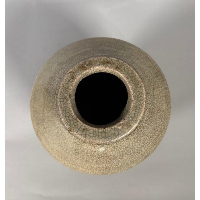 Cream-colored crackled stoneware vase, Ming Dynasty (1368-1644), China For Sale - Image 4 of 6
