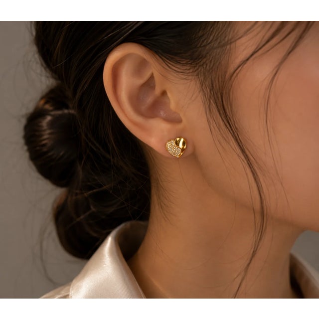 Modern Late 20th Century Pair of 14K Yellow Gold Pave Diamond Heart Stud Earrings For Sale - Image 3 of 3