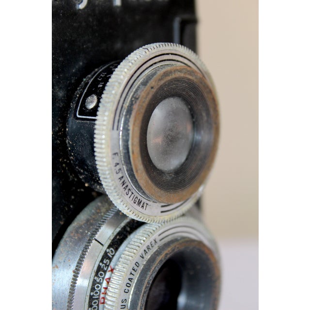 1950s Vintage Argus Argoflex Twin Lens Reflex (Tlr) Camera – Bakelite 120 Film Camera With Argus Anastigmat Lens, Made in Usa, Circa 1950–1952 For Sale - Image 5 of 16