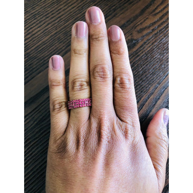 2020s Roshe Jewels 2.50ct Natural Round Cut Red Sapphire Rose Gold Band Ring, Usa, Size 7 For Sale - Image 5 of 5