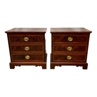 Vintage Hekman Hepplewhite Style Banded Flame Mahogany Nightstands - Pair For Sale