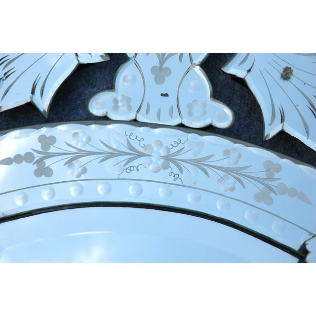 Exceptional! Venice mirror in the shape of a medallion – chiseled glass and engraved with flowers and foliage – beveled...