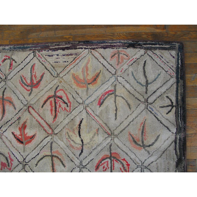 1920s 1920s Gray Foliate Antique American Hooked Rug 6' X 9' Handknotted Wool Carpet For Sale - Image 5 of 5