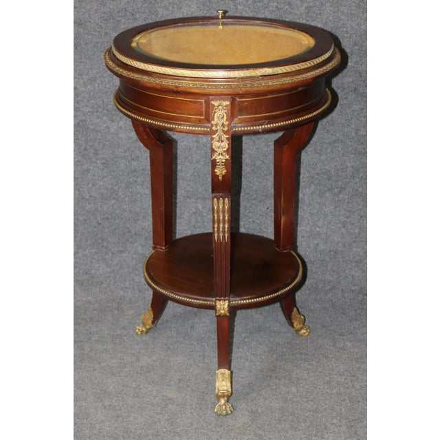French Fine Circular French Mahogany Bronze Mounted Louis XV Style Vitrine Table For Sale - Image 3 of 12