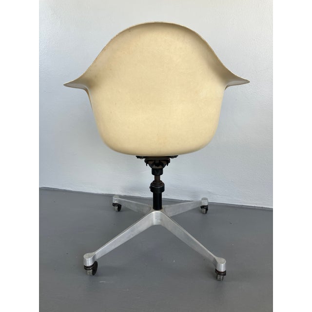 Eames Early Eames for Herman Miller, Dat1 Fiberglass Rolling Armchair, Marked, Circa 1959-62 For Sale - Image 4 of 13