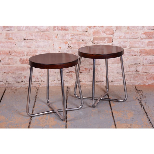 Brown Bauhaus Czech Chrome and Beech Stools from Mücke Melder, 1930s, Set of 2 For Sale - Image 8 of 11