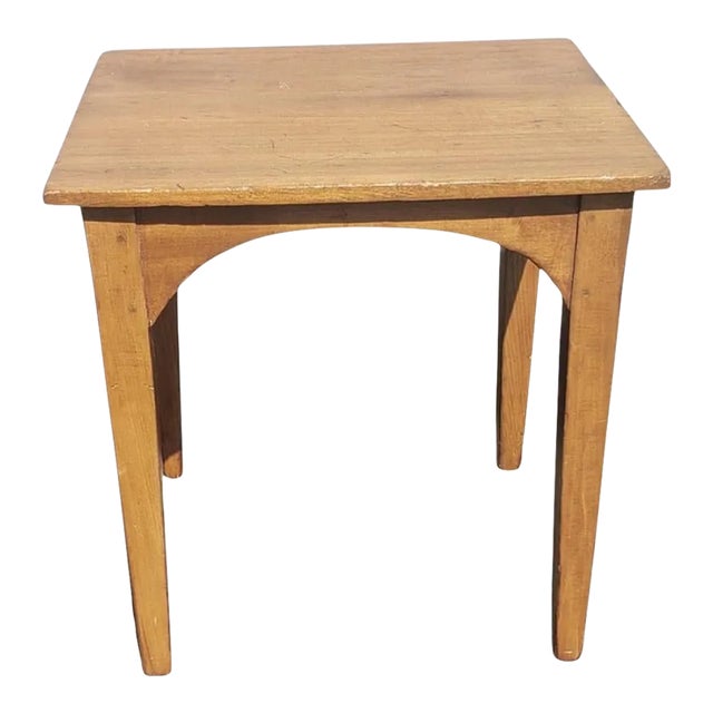 Early American Style Maple Side Table For Sale