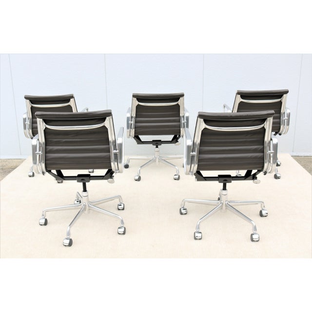 Brown Mid-Century Modern Herman Miller Eames Aluminum Group Brown Leather Management Chair For Sale - Image 8 of 13