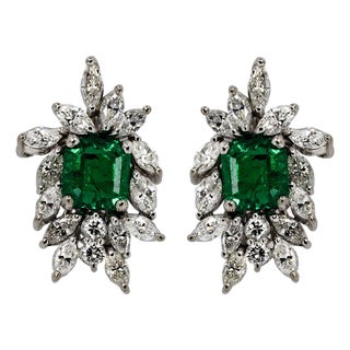 Late 20th Century Pair of Platinum Emerald Earrings For Sale