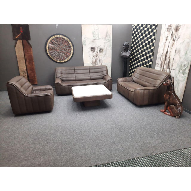 This three-piece DS 84 sofa set with matching coffee table is a design classic from De Sede. The set comes from its...