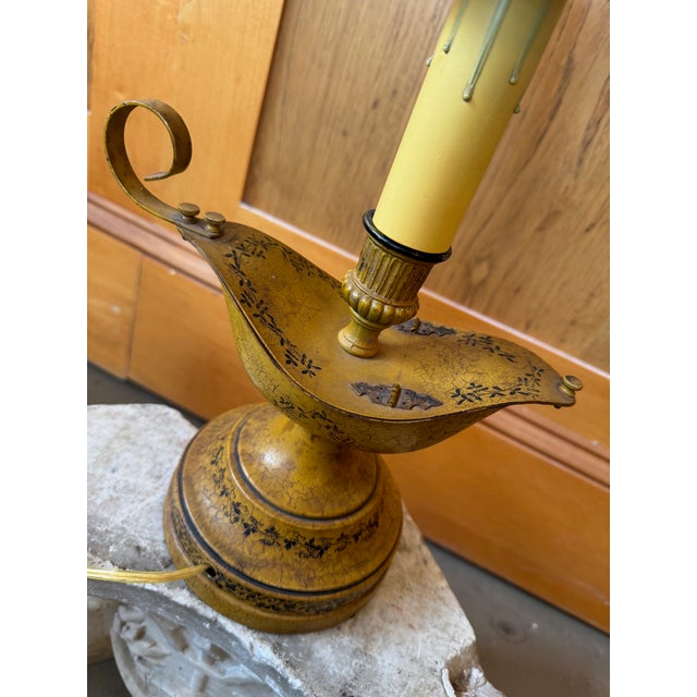 English Vintage Italian Single Light Mustard & Black Tole Ware Electric Aladdin Lamp For Sale - Image 3 of 10