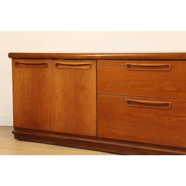 Beautiful low teak sideboard by Meredew, emblematic of mid-century British design from the 1960s. Clean lines, integrated...