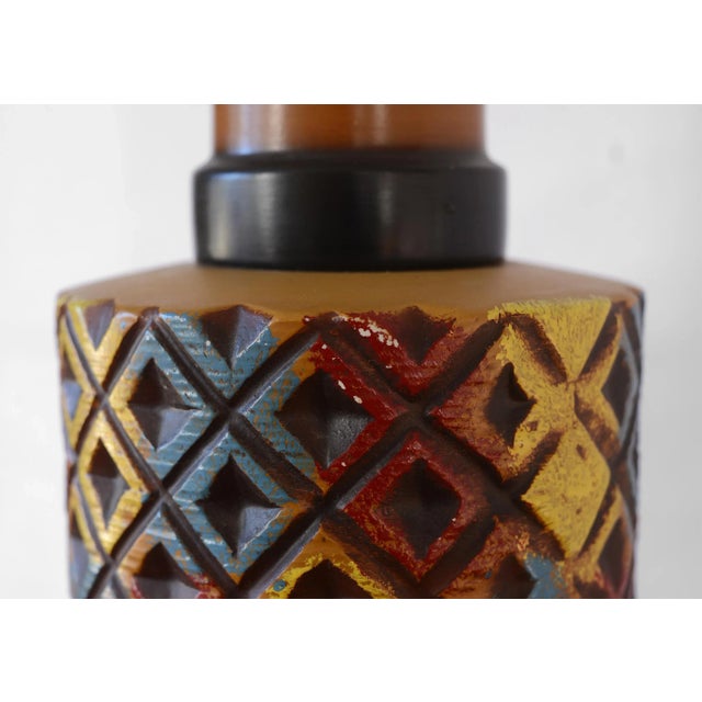 Mid Century Modern Multi-Colored Ceramic Argyle Diamond Pattern Table Lamp For Sale - Image 10 of 13