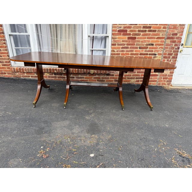 Mid 20th Century Vintage Georgian Regency Style Banded Mahogany Pedestal Extension Dining Table With Leaves For Sale - Image 5 of 18