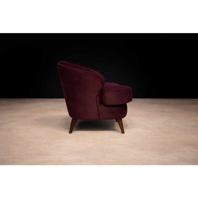 “Concha” Sofa in Plum Mohair Velvet, Joaquim Tenreiro, Brazil, 1960s For Sale - Image 12 of 15