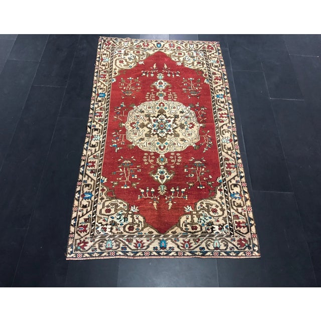 1960s 1960s Vintage Red and Beige Oriental Design Turkish Oushak Rug- 4′8″ × 7′2″ For Sale - Image 5 of 11