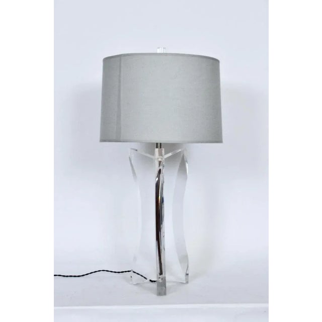 1970s 1970s Tall Herbert Ritts Astrolite Clear Lucite "Tri Fin" Table Lamp For Sale - Image 5 of 13