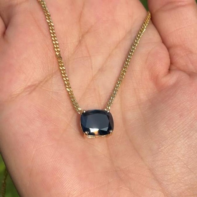 Cushion Cut 5.2ct Blue Sapphire Solitaire Necklace in 14k Yellow Gold Curb Chain For Sale - Image 4 of 16