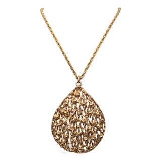 Vintage 1970s Signed Napier Brutalist Goldtone Tear Drop Shaped Pendant Necklace For Sale
