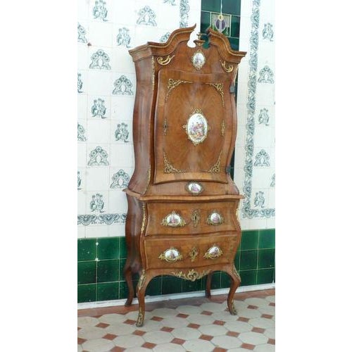 Elaborate Dresden cabinet, walnut, circa 1890. We offer you an elegant cabinet from the second half of the 19th century....