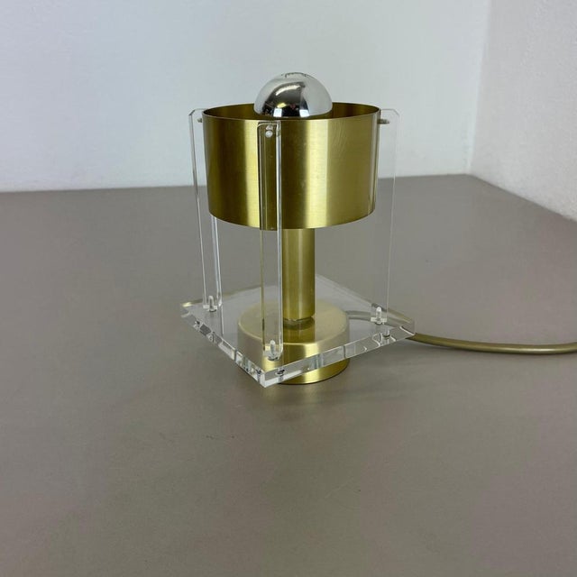 Postmodern Cubic Table Light in Brass and Acrylic Glass, 1970 For Sale - Image 4 of 17