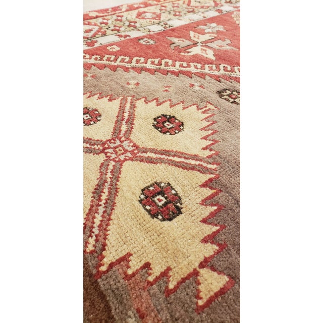 20th Century Medallion Design Vintage Turkish Oushak - 4′9″ × 9′7″ For Sale In New York - Image 6 of 11