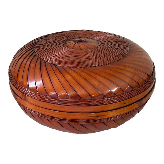 Vintage Chinoiserie Round Woven Bamboo Lidded Basket 9.5" Diameter For Sale