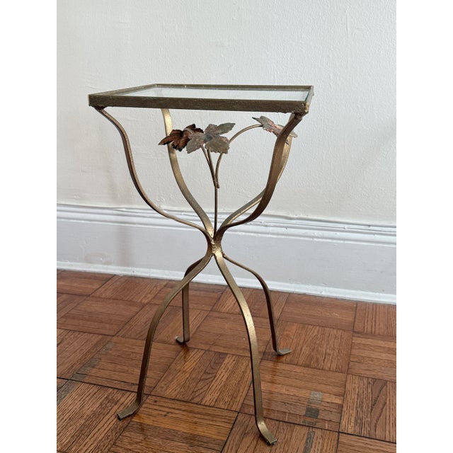 1970s 1970s Hollywood Regency Gilt Metal Ivy Leaf Plant Stand Side Table For Sale - Image 5 of 12