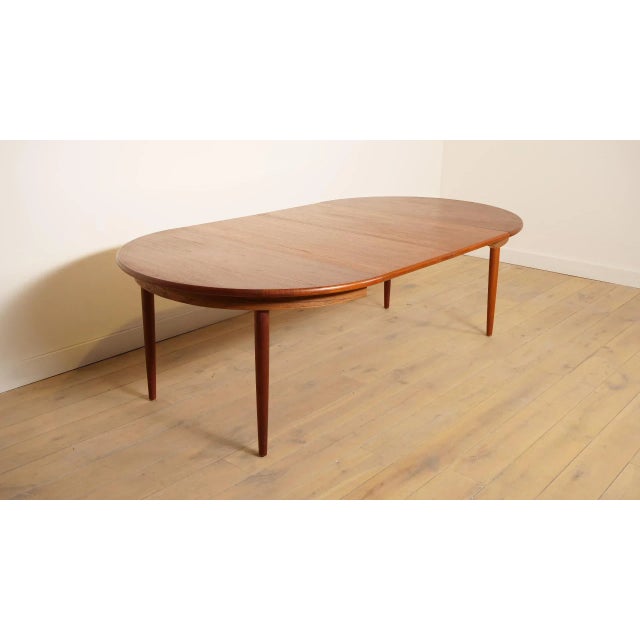 This vintage dining table comes from Denmark and is extendable. The table is made of teak. The round dining table can be...