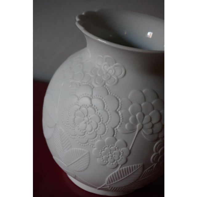 Ceramic Vintage German Vases in Biscuit Porcelain from AK Kaiser, 1960s, Set of 2 For Sale - Image 7 of 10