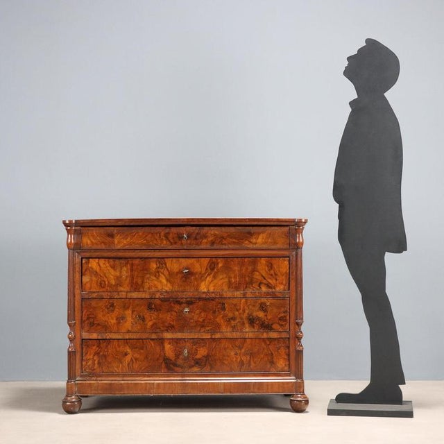 Louis Philippe chest of drawers in walnut and burl walnut. The front features four drawers, the first of which is in the...