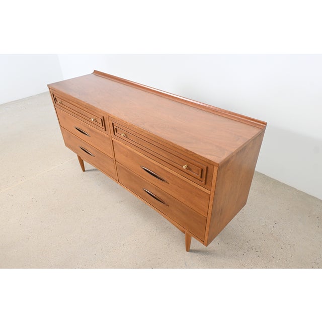 1960s Broyhill Sculptra Mid-Century Modern Walnut Six Drawer Dresser | Newly Refinished For Sale - Image 5 of 16