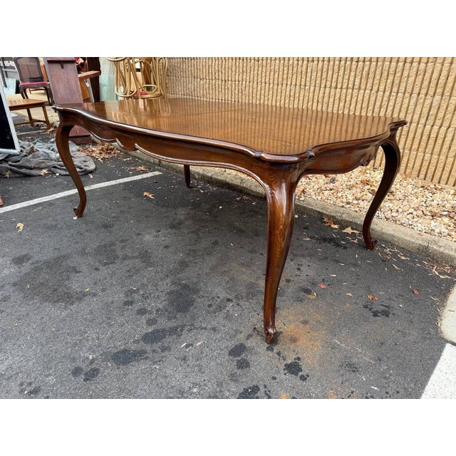 Late 20th Century Henredon Co French Louis XV Style Oak Inlaid Extension Dining Table With 2 Leaves. High End Furniture. For Sale - Image 13 of 15