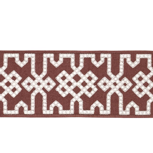 Sample - Schumacher Knotted Trellis Tape Trim In Grey On Brown For Sale