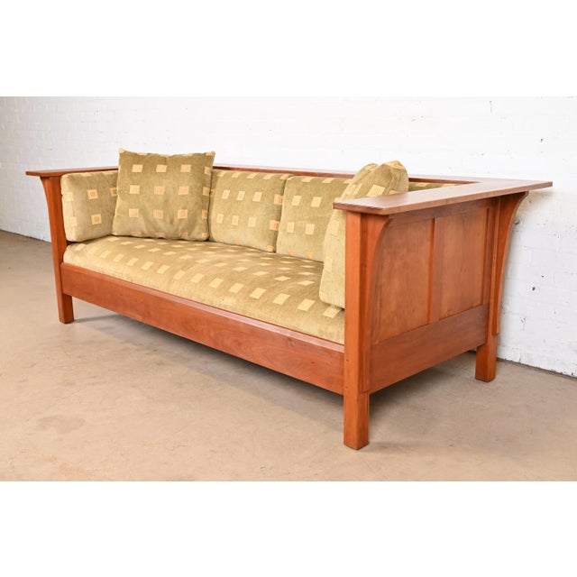 A gorgeous Mission or Arts & Crafts style Prairie settle sofa By L. & J.G Stickley USA, 21st Century Solid cherry wood...