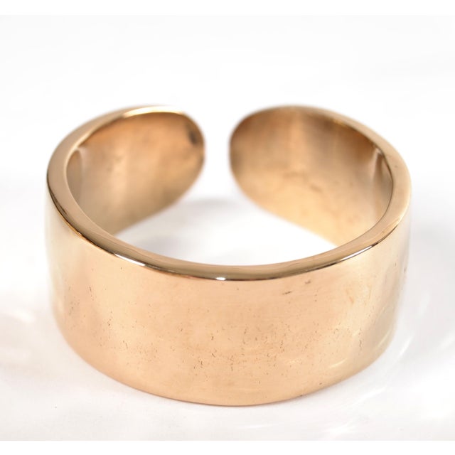 Beautiful set of seven round hammered polished bronze napkin rings. Diameter: 1.75 inches. Height: 0.88 inches.