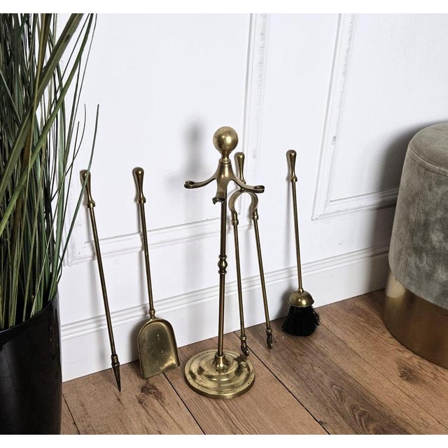 1980s Vintage Italian Four-Piece Brass Fireplace Fire Tool Set with Stand, 1980s For Sale - Image 5 of 7